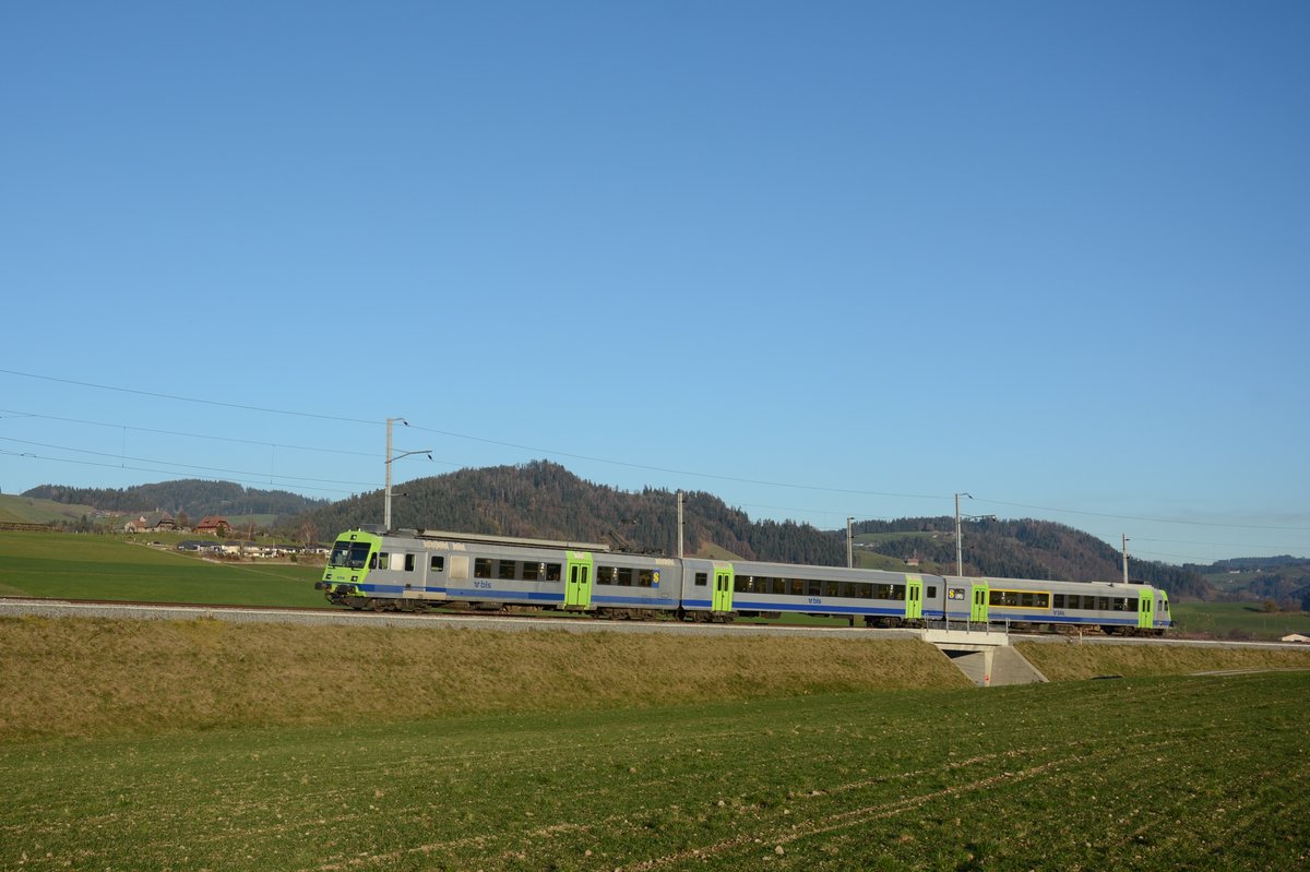 Die BLS RBDe 566 232, B 517, ABt 932 am 18. November 2020 als Regio 6628 zwischen Konolfingen und Grosshöchstetten.