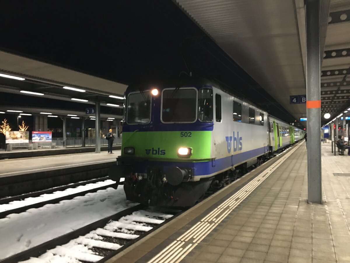 Die BLS Re 420 502 vor ihrer letzten Fahrt nach Zweisimmen im Bahnhof Spiez
11.12.21