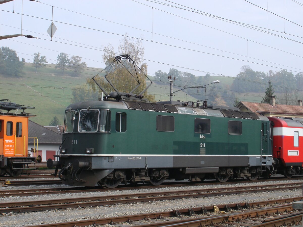 Die BLS-Re 420 511-8 (ehemals SBB Re 4/4 II 11105) steht am 28. Oktober 2007 abgestellt im Bahnhof Huttwil.
