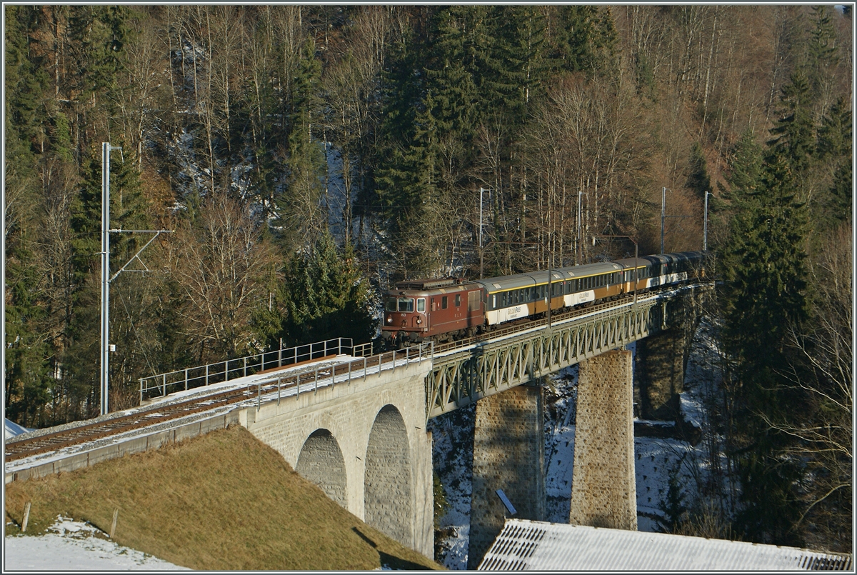 Die BLS Re 4/4 163  Grenchen  mit dem Goldenpass RE 3123 auf dem 135 Meter lange Bunschenbachbrücke bei Weissenburg. 
5. Dez. 2013

