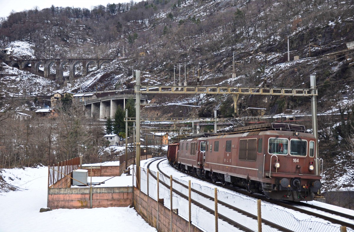 Die BLS Re 4/4 164 ist zusammen mit der Re 4/4 167 in der Biaschina südwärts unterwegs, am Haken haben sie einen Güterzug beladen mit Stahlrollen. Aufgenommen am 23.02.2015