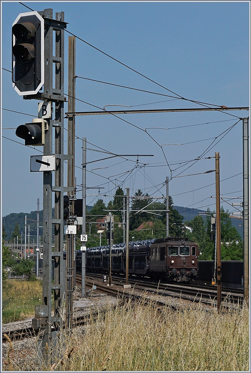 Die BLS Re 4/4 173 passiert bei Altmarkt das Ausfahrtsignal der WB.
22. Juni 2017