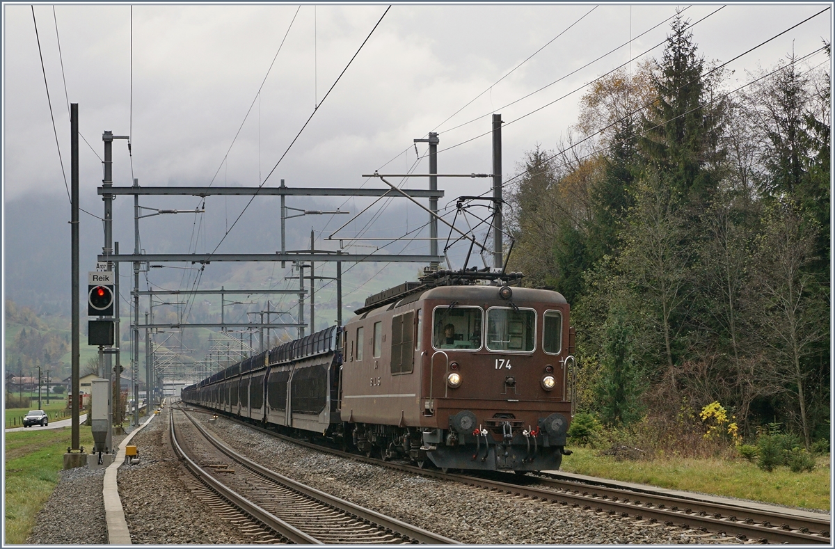 Die BLS Re 4/4 174 zieht bei Mühlenen einen leeren Autotransportwagenzug Richtung Norden.
30. Okt. 2017 