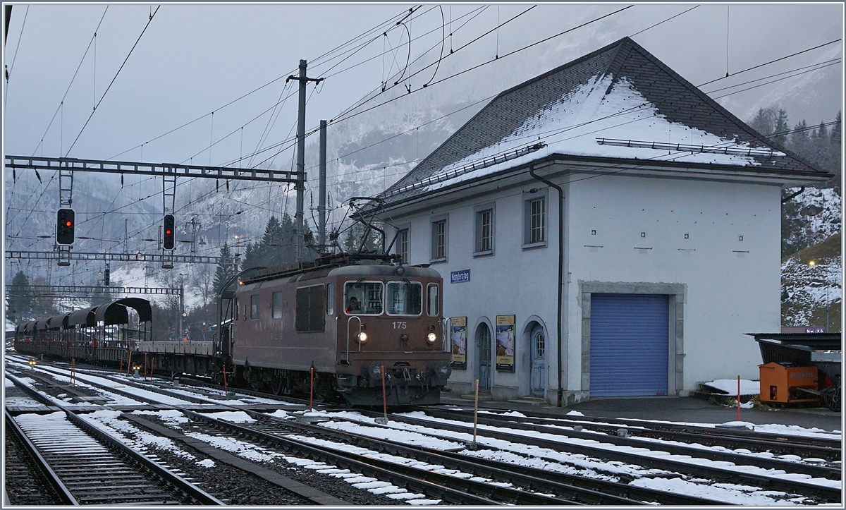 Die BLS Re 4/4 175 manöveriert mit ihrem Autotunnel-Zug in Kandersteg.
9. Nov. 2017