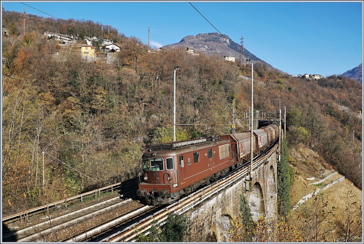 Die BLS Re 4/4 178 (UIC N° 95 85 4425 178-1 CH-BLS) erreicht mit ihrem Güterzug auf der Fahrt Richtung Domodossola in Kürze den Bahnhof Preglia.
21. Nov. 2017