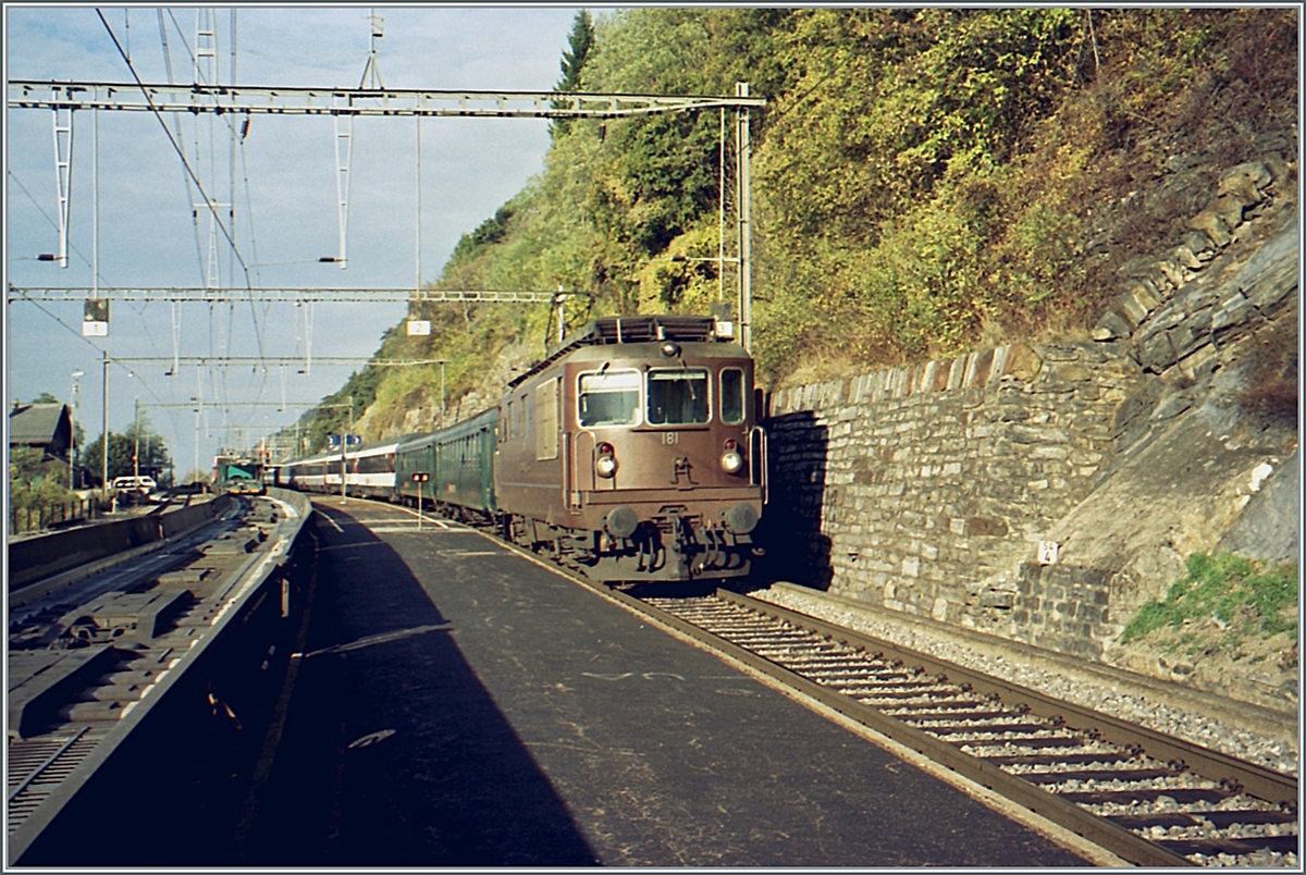 Die BLS Re 4/4 181 fährt mit einem IC in Richtung Brig durch den Bahnhof von Hohtenn; links im Bild sind die unbeladenen Wagen einer RoLa zu erkennen. 

Analogbild vom Oktober 2001