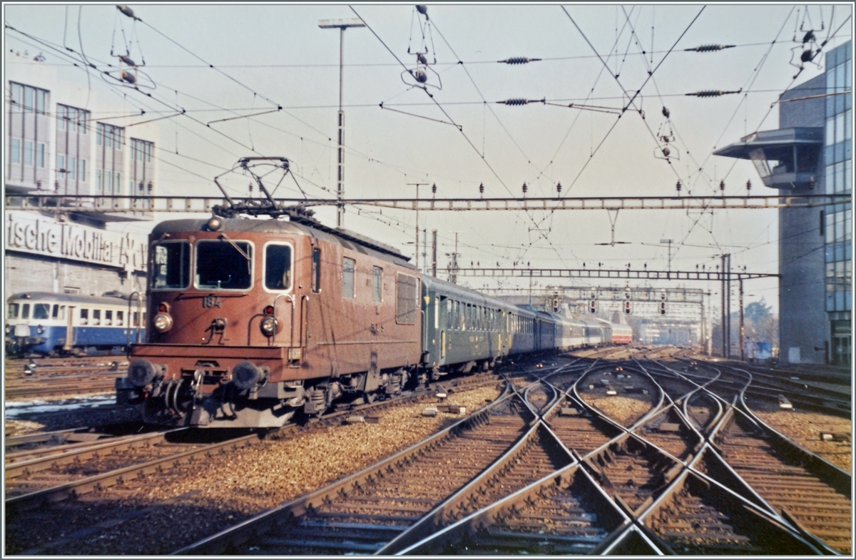 Die BLS Re 4/4 184 erreicht mit ihrem IC 492 von Brig nach Basel SBB den Bahnhof von Bern. Der Zug führt an der Spitze Kurswagen nach Zürich Flughafen und am Zugsschluss einen DB 1. Klasse Wagen für den TEE 6 Rheingold nach Amsterdam.  

Analogbild vom 28. Februar 1985
