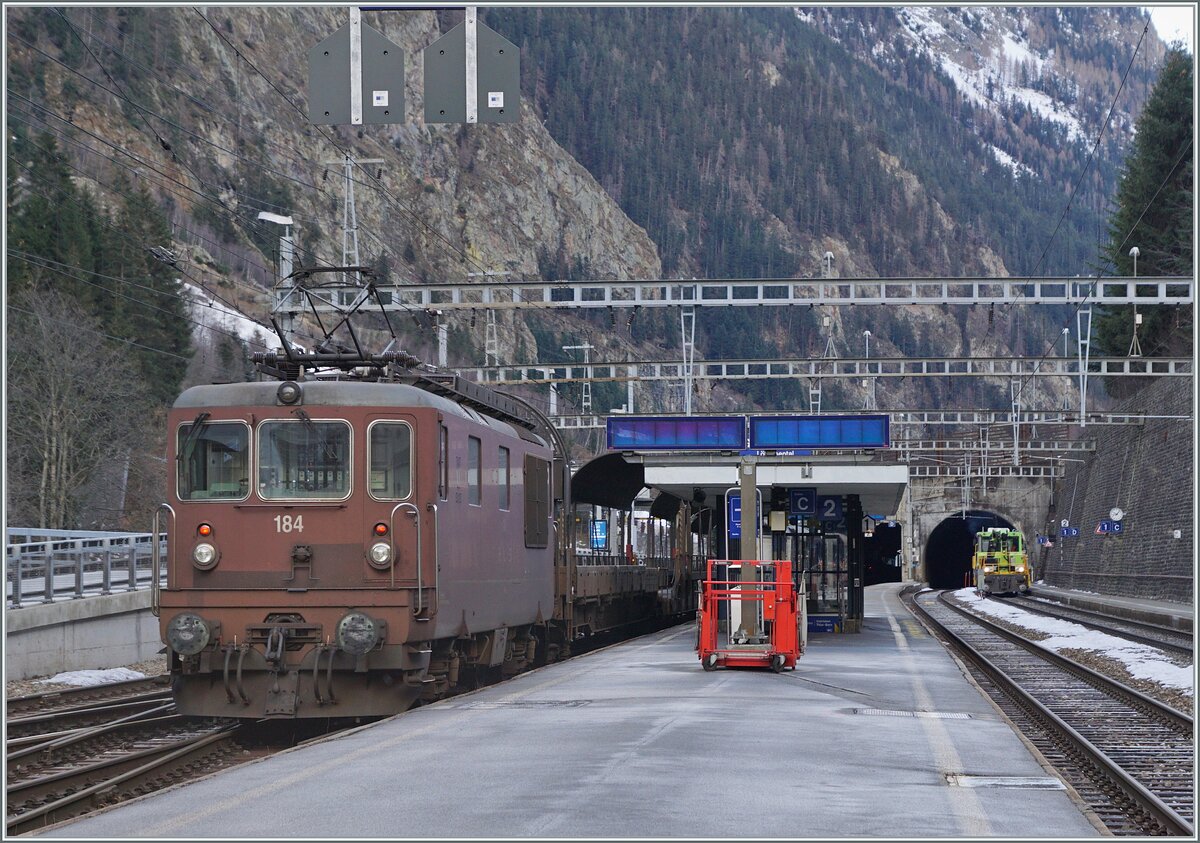 Die BLS Re 4/4 184 ist mit einem Autotunnelzug (AT1) von Kandersteg kommend in Goppenstein eingetroffen. 

3. Januar 2024
