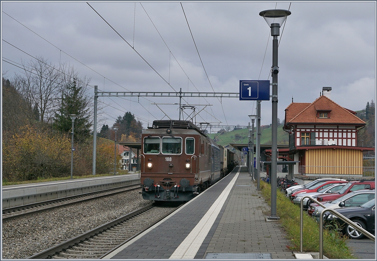 Die BLS Re 4/4 188 und eine Re 465 bei der Durchfahrt mit dem  Ambroigo -Güterzug in Mülenen.
9. Nov. 2017