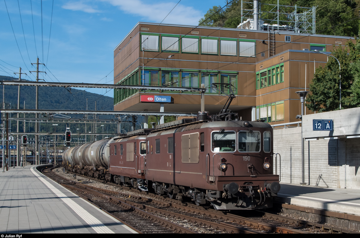 Die BLS Re 4/4 190 und 165 durchfahren am 28. August 2015 an der Spitze eines Kesselwagenzuges den Bahnhof Olten.