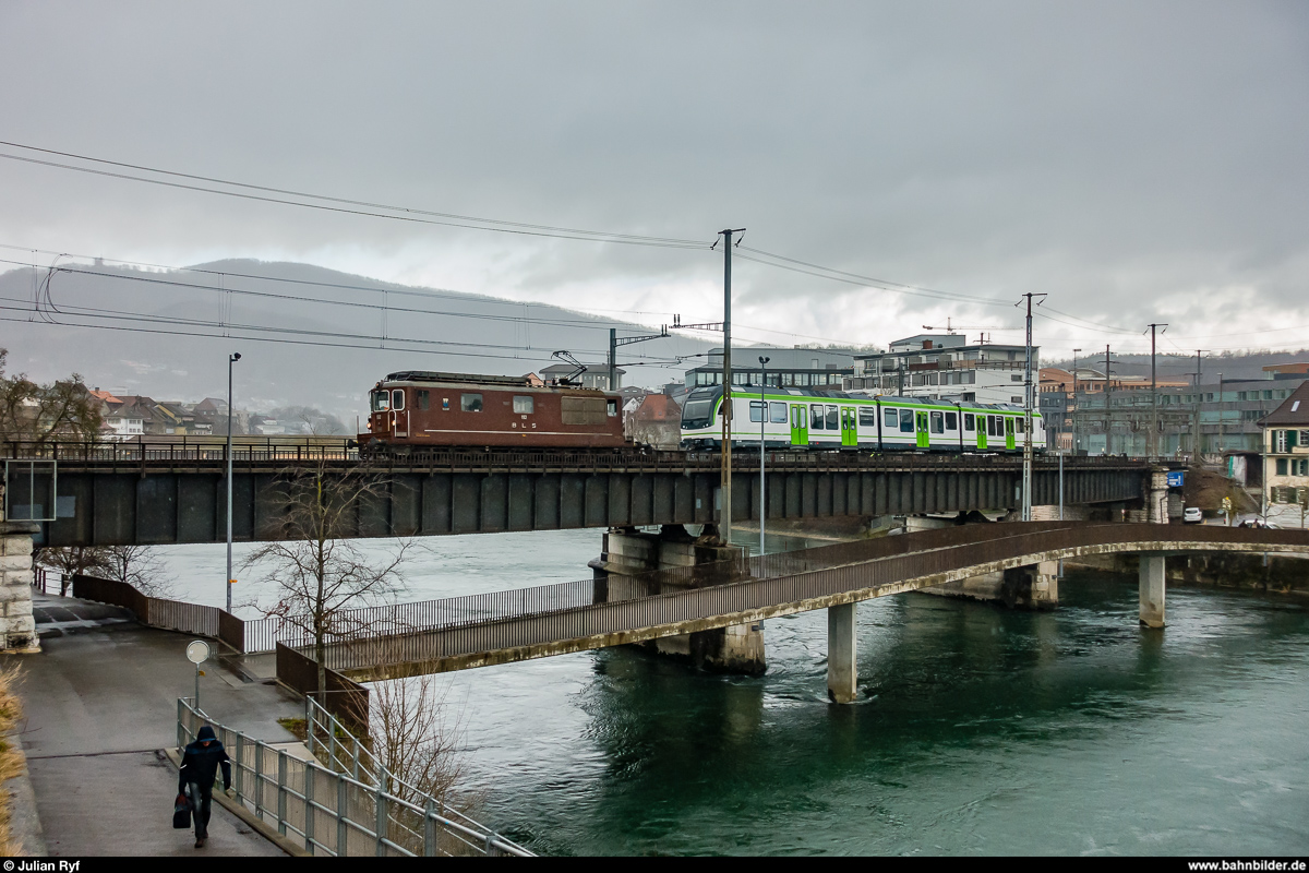 Die BLS Re 4/4 192 am 10. Februar 2020 mit einem fabrikneuen LEB-Triebzug auf dem Weg von Stadler Bussnang nach Renens auf der Gäubahnbrücke in Olten.