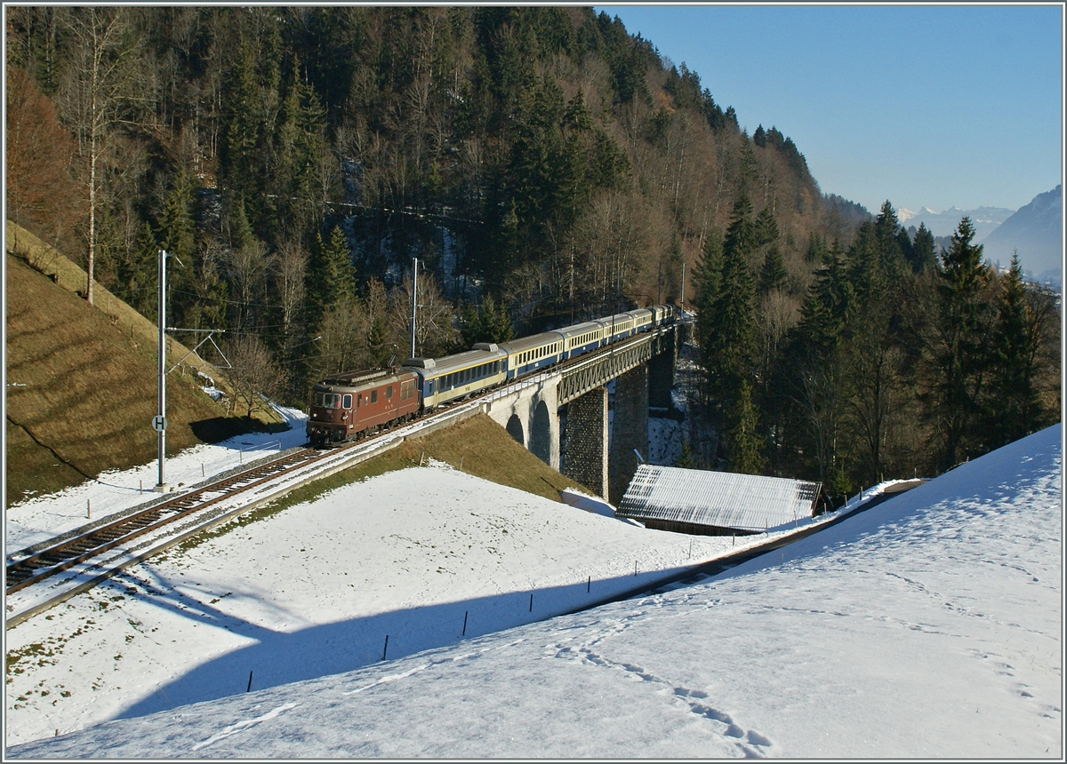 Die BLS Re 4/4 192  Spiez  mit einem GoldenPass RE von Interlaken Ost nach Zweisimmen auf dem 135 Meter lange Bunschenbachbrücke bei Weissenburg.
5. Dez. 2013