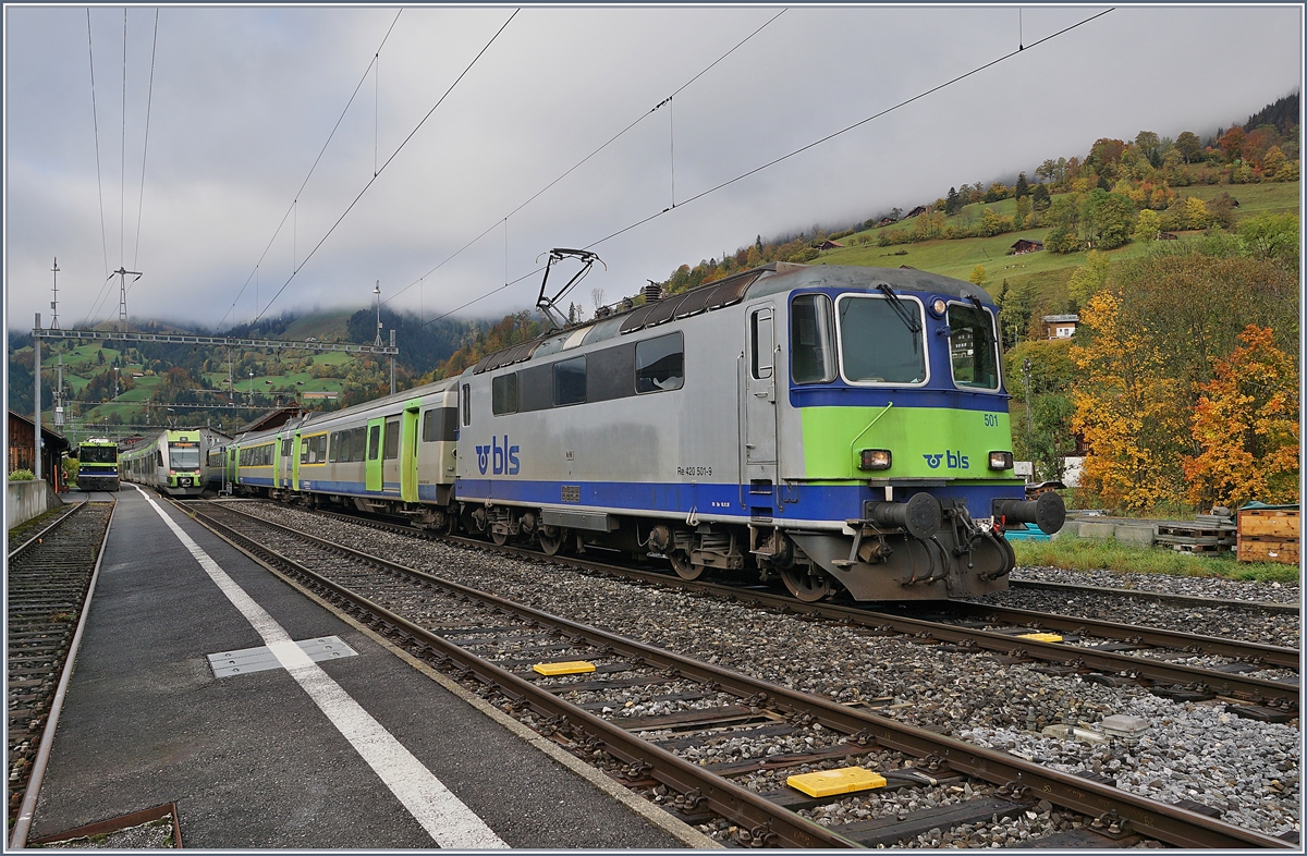 Die BLS Re 4/4 501 mit einem RE nach Spiez beim Halt in Boltigen. 

22. Okt. 2019 