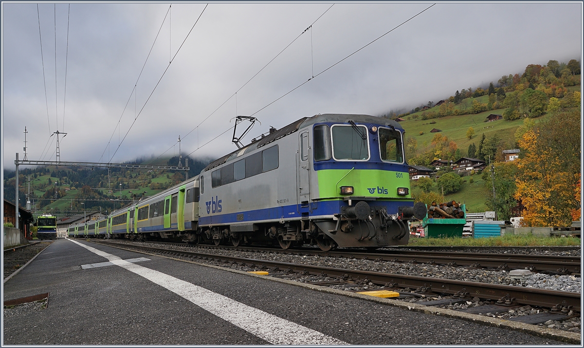 Die BLS Re 4/4 II 501 mit ihrem RE 4064  GoldenPass  von Zweisimmen nach Spiez beim Halt in Boltigen. 

22. Okt. 2019 