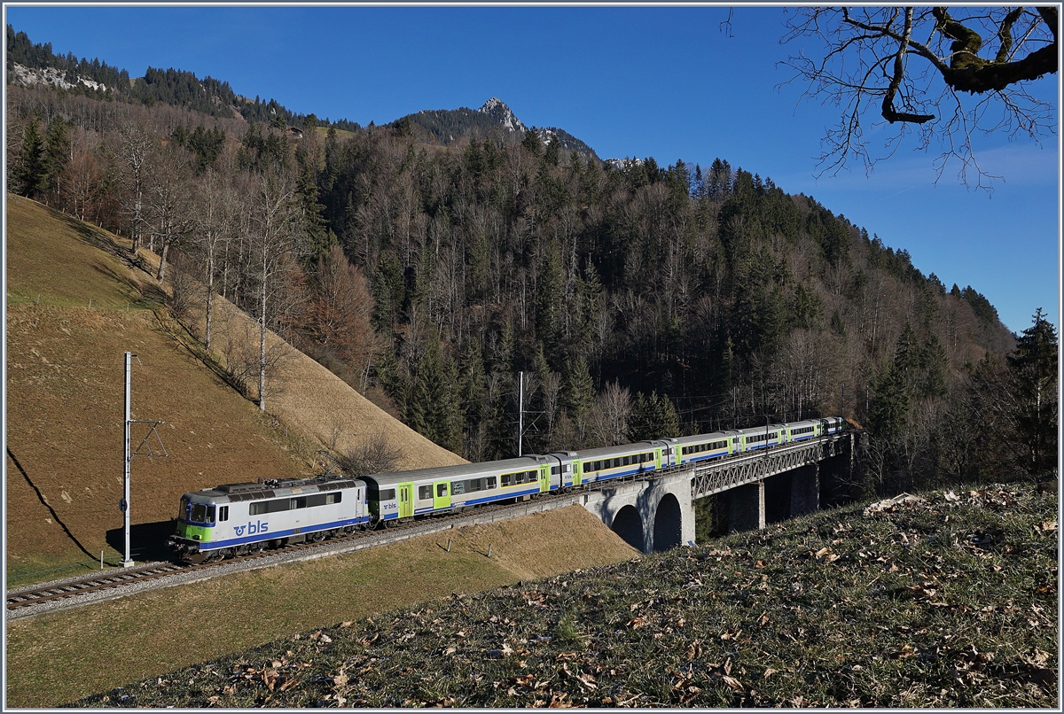 Die BLS Re 4/4 II 502 ist mit ihrem RE 4068 auf dem Weg von Zweisimmen nach Interlaken Ost und überquert kurz vor Weissenburg die 135 Meter lange Bunschenbachbrücke.

12. Jan. 2020