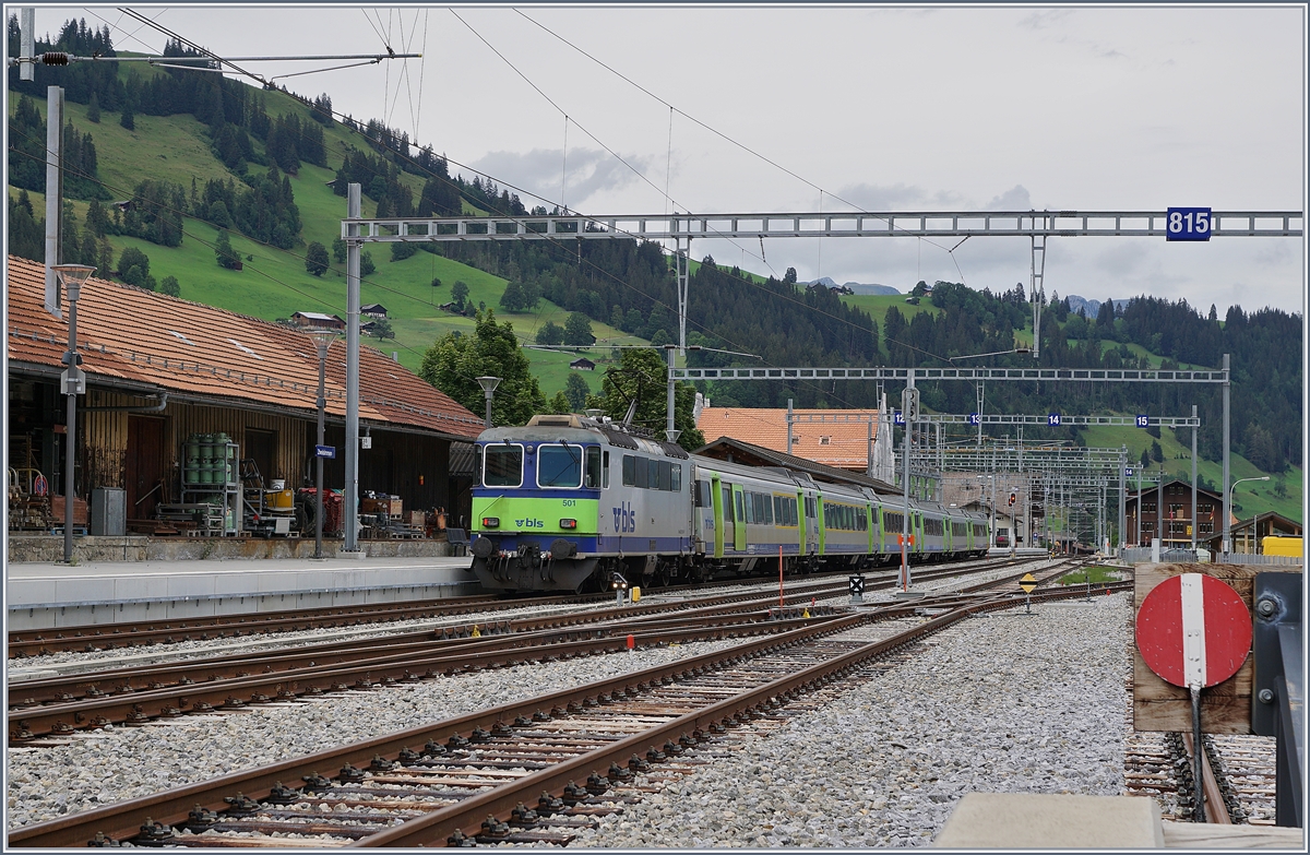 Die BLS Re 4/4 II 501 ist mir ihrem RE von Interlaken Ost in Zweisimmen angekommen und wartet nun auf die Rückfahrt.

19. August 2020