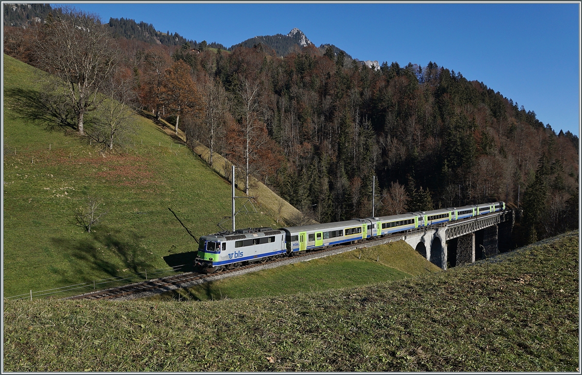 Die BLS Re 4/4 II 502 fährt mit ihrem RE 4069 von Interlaken Ost nach Zweisimmen kurz nach Weissenburg den Bunschenbach Viadukt. 

25. November 2020