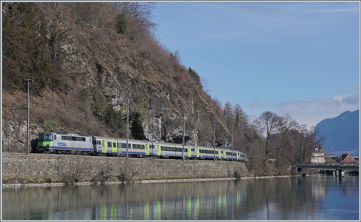 Die BLS Re 4/4 II 501 erreicht mit dem RE 4068 von Zweisimmen kommend in Kürze sein Ziel  Interlaken Ost. Der geschoben Zug ist wie folgt formiert: (von vorne nach hinten): EW III Bt 50 85 80-35 994-3 CH-BLS, EW III B 50 85 29-34 000-4 CH-BLS, EW III B 50 85 29-34 020-2 CH-BLS, EW III A 50 85 18-34 011-4 CH-BLS, EW III A 50 85 18 34 022-1 und dem EW III AD 50 85 34-003-3 CH-BLS, sowie der bereits erwähnten Re 4/4 501.

17. Februar 2021