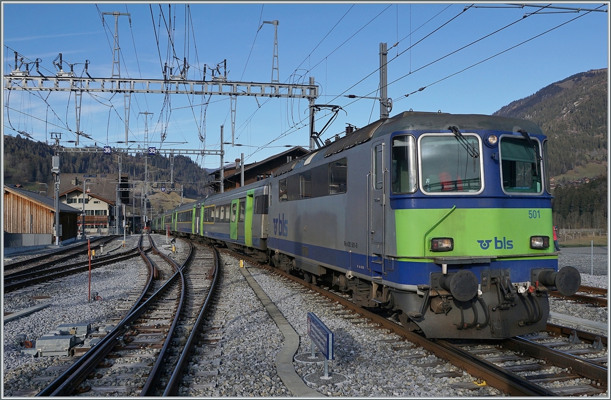 Die BLS Re 4/4 II 501 erreicht mit ihrem RE von Interlaken Ost kommend ihr Ziel Zweisimmen. Auch diese Komposition ist mittlerweile  Geschichte . Links im Bild zeigt sich jedoch die Zukunft: Schmalspurgleise zum Wenden/Umfahren der Spurwechselzüge Montreux - Interlaken ab dem 11 Dezember 2022. 

25. November 2021
