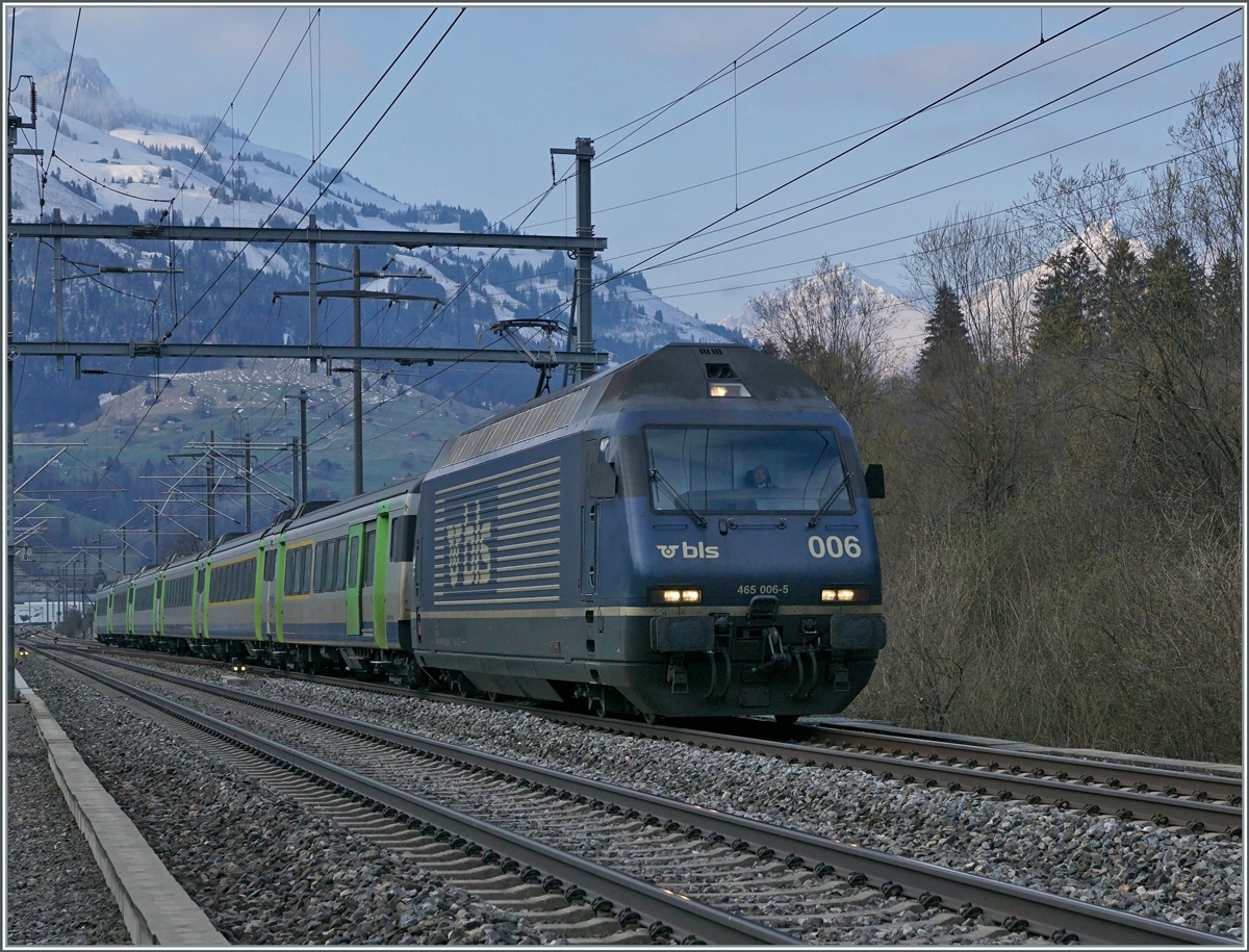 Die BLS Re 460 006-5 erreicht mit ihrem aus EW III bestehenden Regionalzug 6762 von Frutigen  nach Spiez den Bahnhof von Mülenen. 

14. April 2021