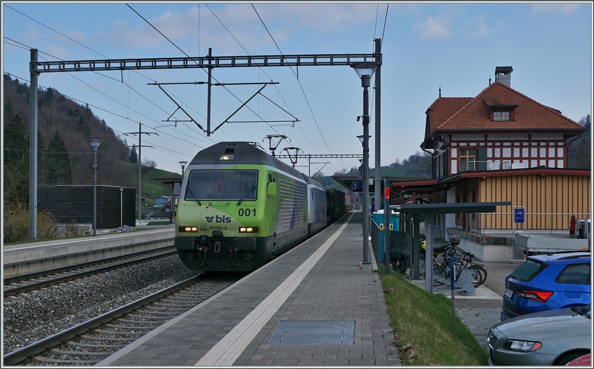Die BLS Re 465 001 und eine weitere fahren mit einem Güterzug Richtung Süden durch den Bahnhof von Mülenen .

14. April 2021
