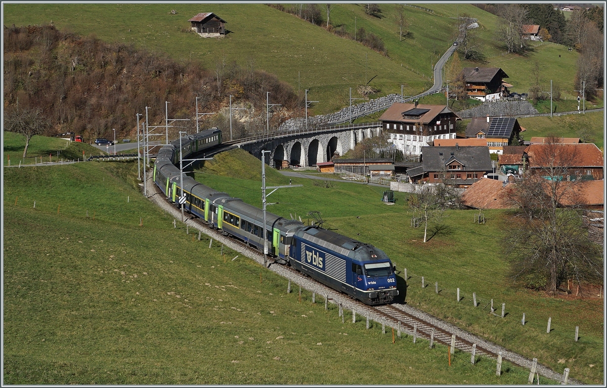 Die BLS Re 465 002 ist bei Garstatt mit einem RE von Interlaken Ost nach Zweisimmen unterwegs. 

9. November 2020
  