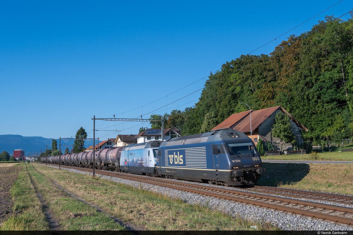 Die BLS Re 465 003 „Jungfraujoch“ und Re 465 016 „Centovalli“ mit „Stockhorn“-Werbung sind am 05.08.2020 mit dem Wascosa Ganzzug unterwegs nach Domodossola