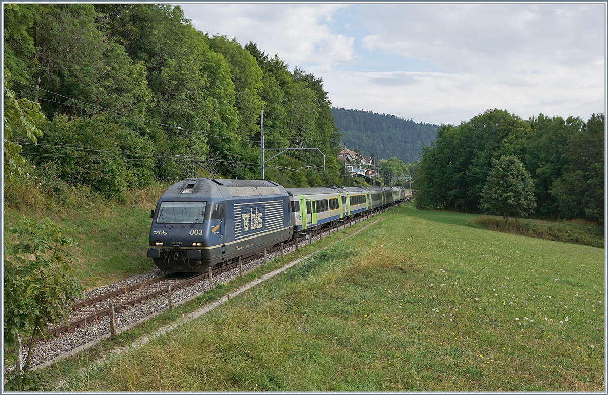 Die BLS Re 465 003 ist mit ihrem aus EW III Wagen formierten RE kurz nach Les Hauts-Geneveys von La Chaux-de-Fonds nach Bern unterwegs. 

12. August 2020