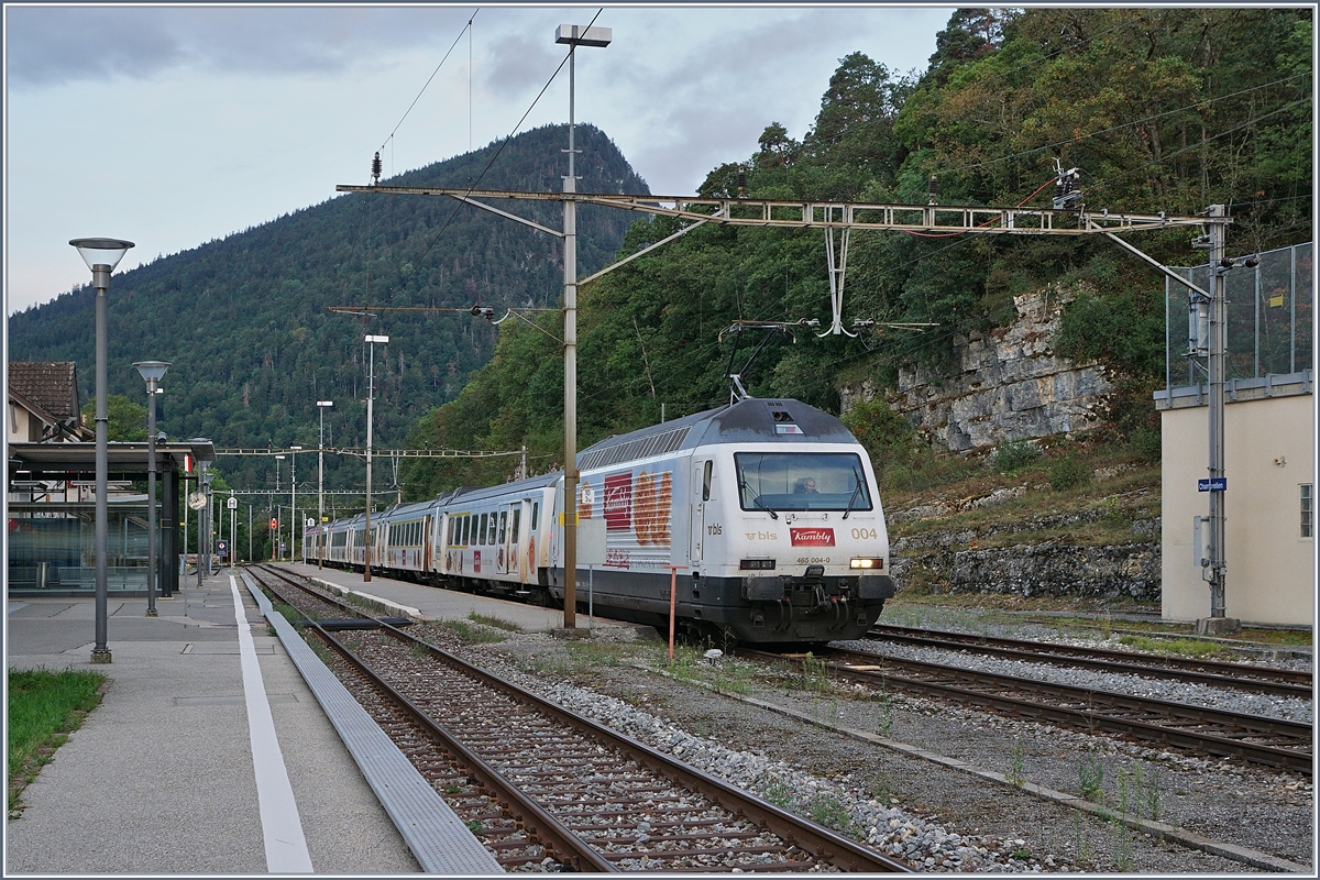 Die BLS Re 465 004  Kambly  mit ihrem RE 3910 Bern - La Chaux-de-Fonds beim Fahrtrichtungswechsel in der Spitzkehre von Chambrelien.

13. August 2019