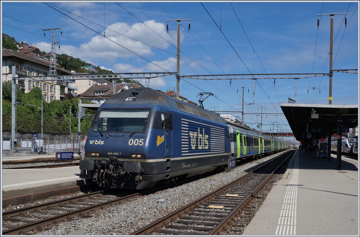 Die BLS Re 465 005 mit einen RE Bern - La Chaux-de-Fonds beim Halt in Neuchâtel. 

3. Sept. 2020