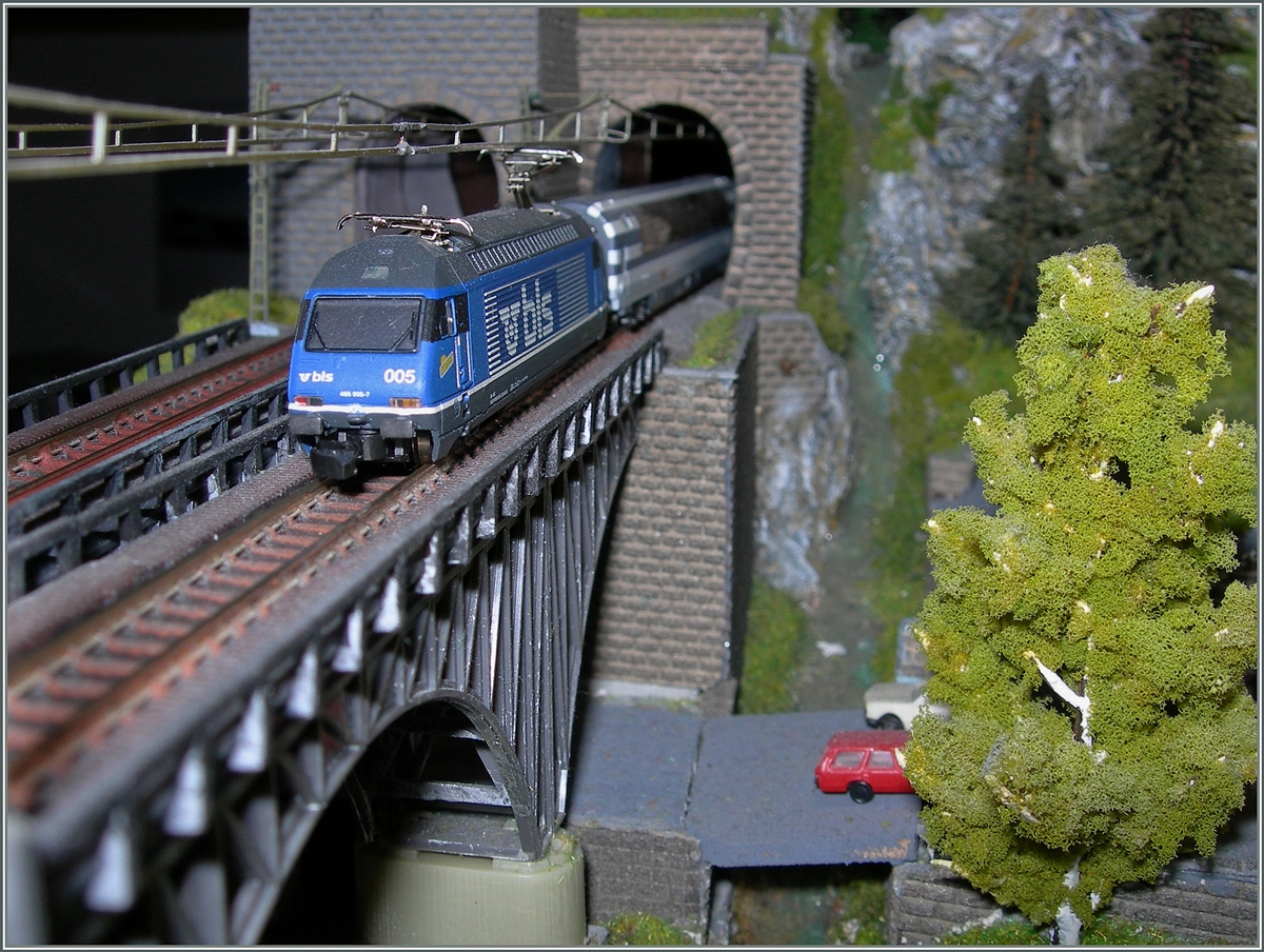 Die BLS Re 465 005-7 mit einem EC überquert die  Schwebende  Brücke auf meiner Z-Anlage. 
24. Aug. 2014