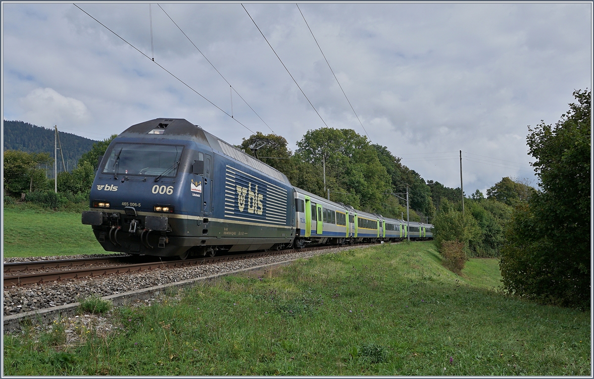 Die BLS Re 465 006 mit ihrem aus EW III formierten RE 3921 von La Chaux-de-Fonds nach Bern kurz nach Geneveys-sur-Coffrane.

3. Sept. 2020