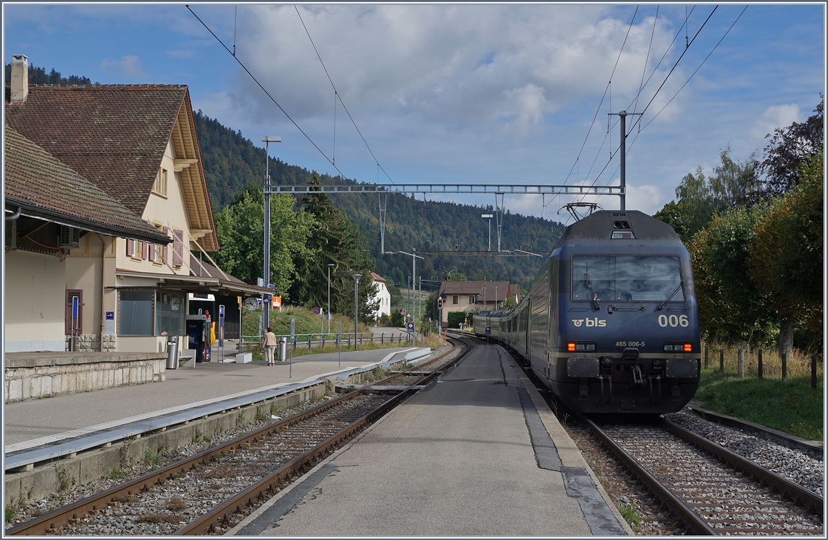 Die BLS Re 465 006 verlässt mit ihrem aus EW III formierten RE 3916 von Bern nach La Chaux-de-Fonds den Bahnhof von Geneveys-sur-Coffrane.

3. Sept. 2020