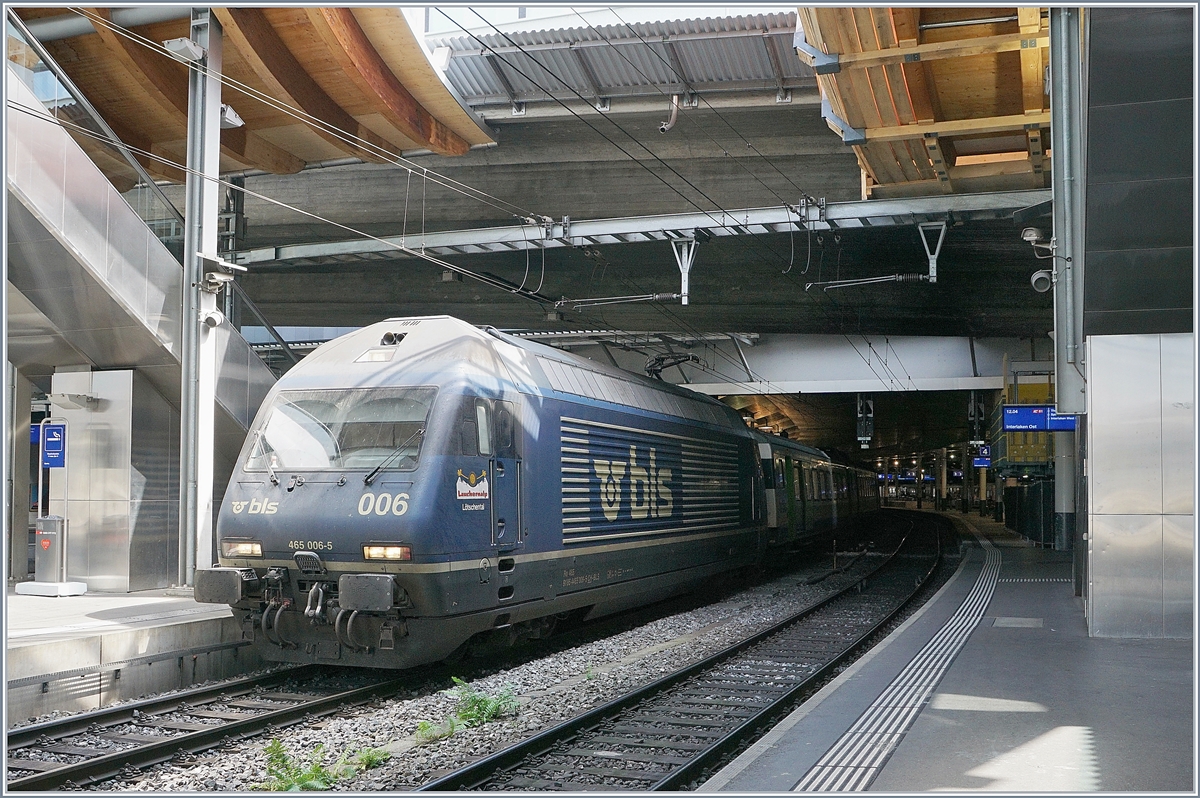 Die BLS Re 465 006 wartet mit ihrem EW III RE nach La Chaux-de-Fonds in Bern auf die Abfahrt.

10. August 2022