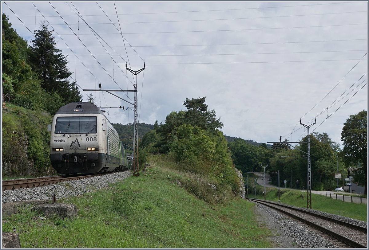 Die BLS Re 465 008 erreicht mit ihrem aus EW III formierten RE 3919 von La Chaux-de-Fonds nach Bern den Spitzkehrbahnhof Chambrelien.
Kurze Zeit später wird der Zug auf dem rechts im Bild zu sehnende Gleis in Richtung Neuchâtel fahren. 
(Fotografenstandort: Wanderweg siehe auch Geo Pos.)  

3. Sept. 2020