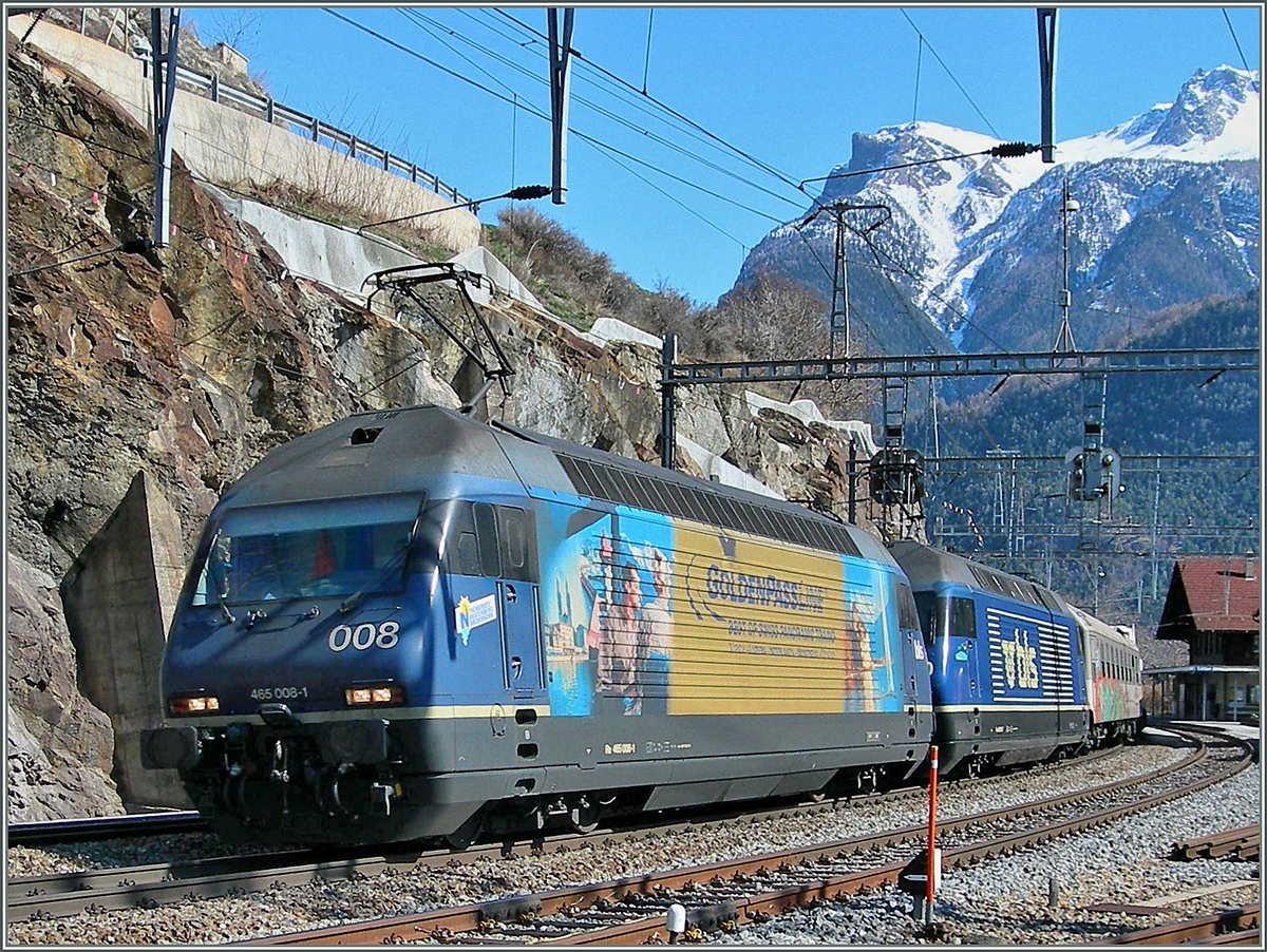 Die BLS Re 465 008  GoldenPass  und eine Schwesterlok mit einer RoLa nach Feiburg bei der Durchfahrt in Lalden.
16. März 2007