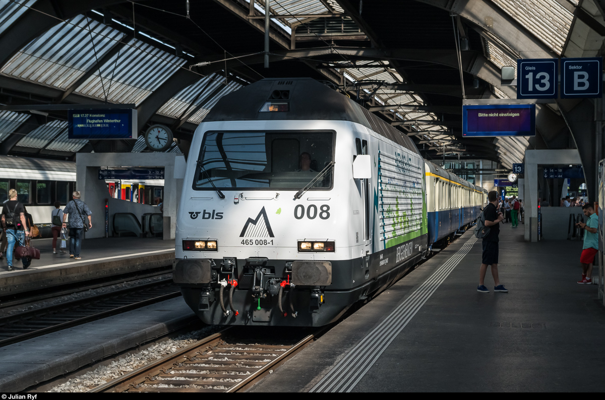 Die BLS Re 465 008 erstrahlt seit dem 1. Juli 2016 in einem neuen Design, mit dem sie für die Patenschaft Berggemeinden wirbt. Am 1. Juli 2016 konnte ich die Lok zufällig im Zürcher Hauptbahnhof fotografieren, wo sie kurz vorher auf den Namen  Allegra  getauft wurde.