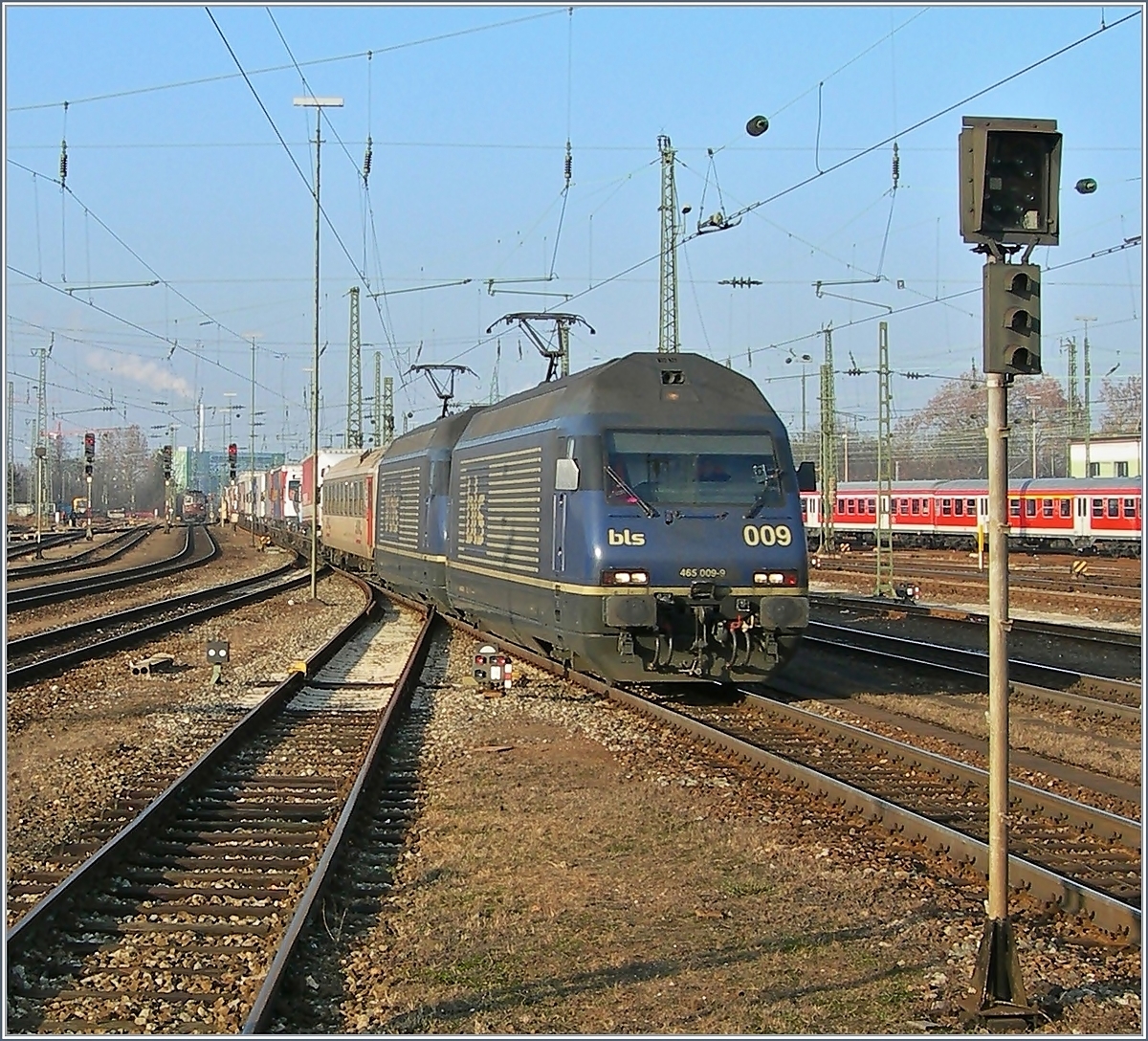 Die BLS Re 465 009-9 und eine weitere erreichen mit einer RoLa von Norden her den Badischen Bahnhof von Basel. Augenscheinlich sind die beiden Loks mit breiten DB  Stromabnehmern ausgerüstet. 
20. Dez. 2007