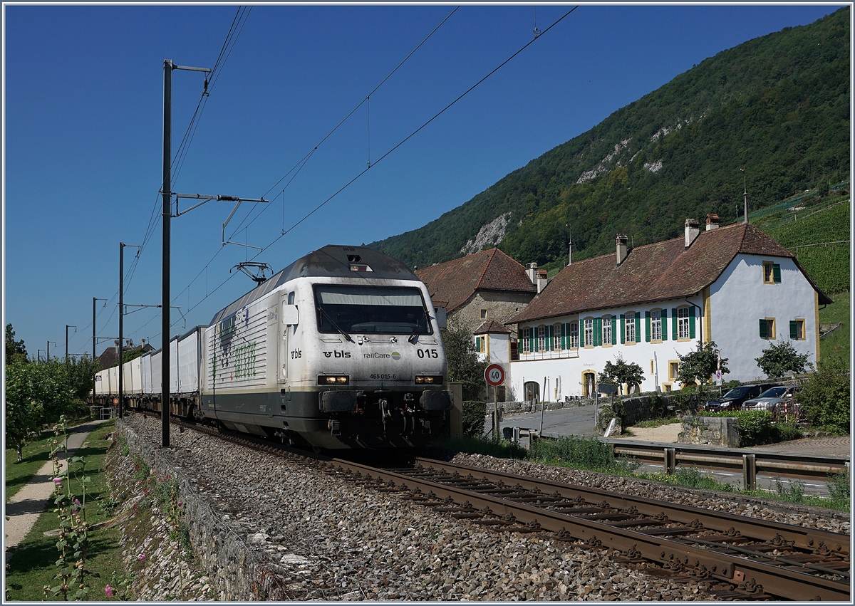 Die BLS Re 465 015-6 mit einem Railcare Zug auf der Fahrt Richtung Biel/Bienne bei Ligerz. 
18. August 2017