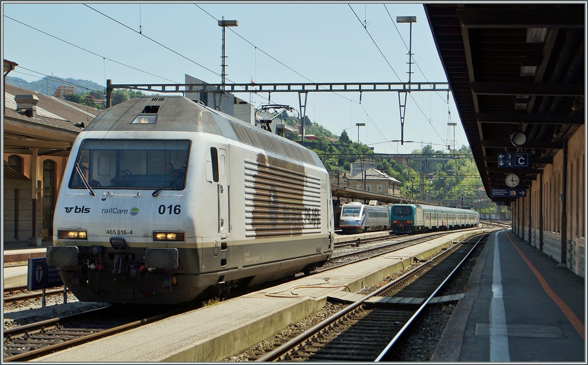 Die BLS Re 465 016-4  Schwarze Perle  in Chiasso. 
5. Mai 2014 
