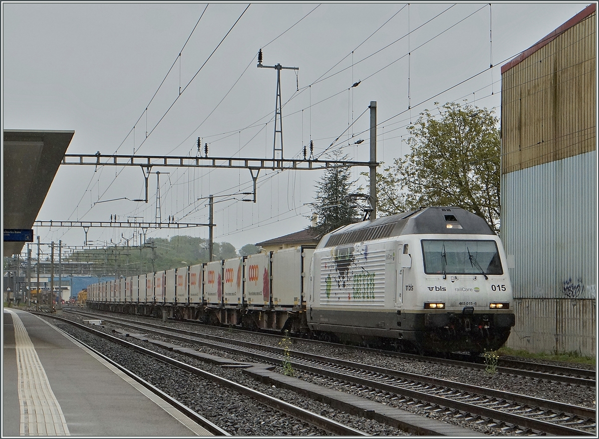 Die BLS Re 465 465 015 (UIC N°: 91 85 4465 015 6)  CAT'S EYE  hat über die Verbindungslinie von Genève her kommend Bussigny erreicht und fährt nun nach Vufflens la Ville weiter. 
28. April 2014