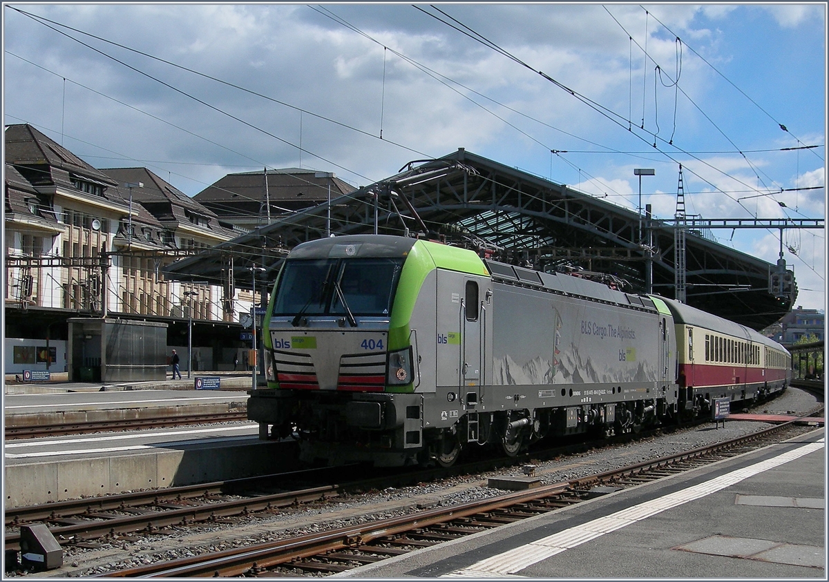 Die BLS Re 475 404 verlässt mit ihrem langen TEE  Rheingold  Lausanne Richtung Norden.
18. April 2017