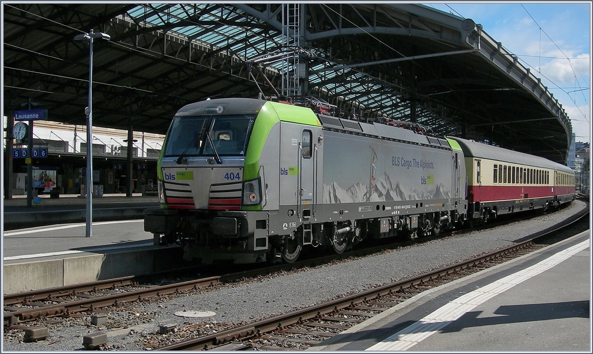 Die BLS Re 475 404 gönnte sich und ihrem edlen Anhang zumindest auf der Rückfahrt einen kurzen Halt in Lausanne. 
18. April 2017