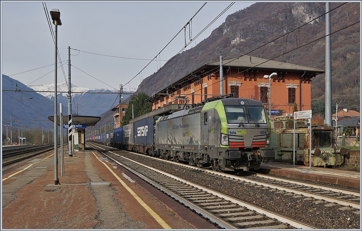 Die BLS Re 475 404 fährt mit einem Güterzug auf der Strecke Domodossola - Milano Richtung Süden durch die Station Premosello-Chiovenda.

29. Nov. 2018