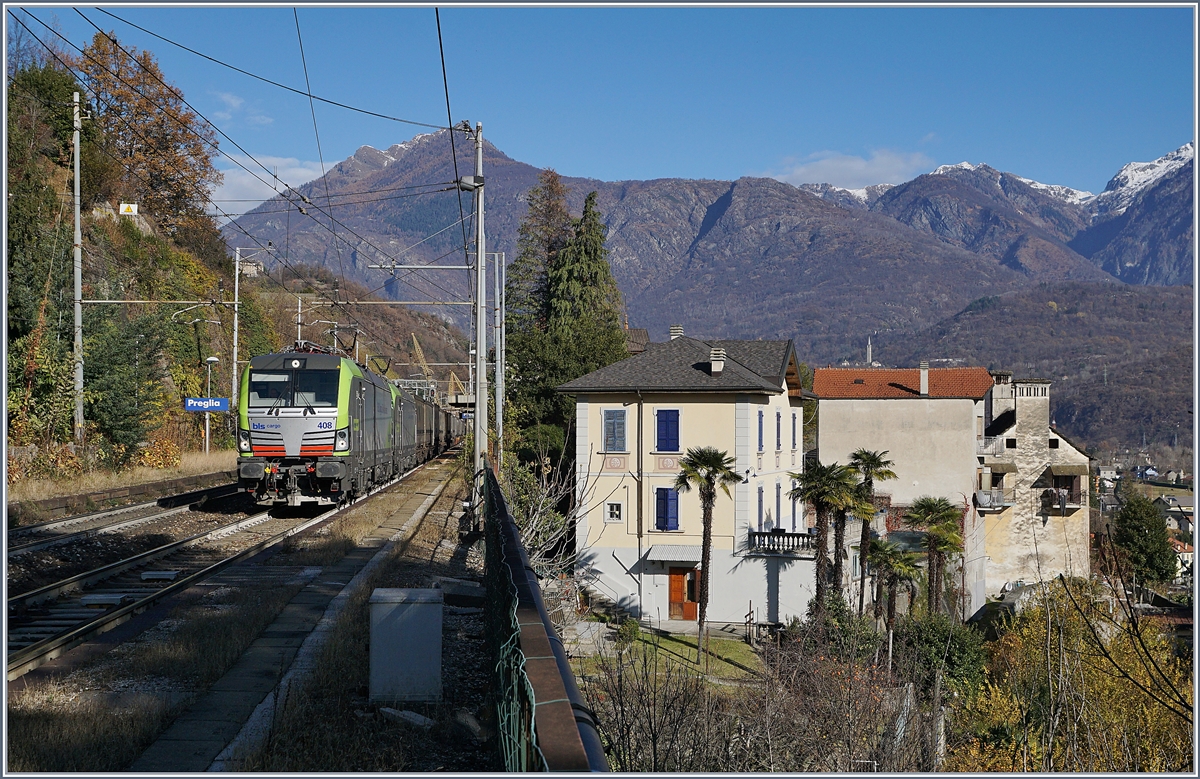 Die BLS Re 476 408 und eine weitere mit dem Ambrogio-Zug Richtung Süden bei der Durchfahrt in Preglia.
21. Nov. 2017