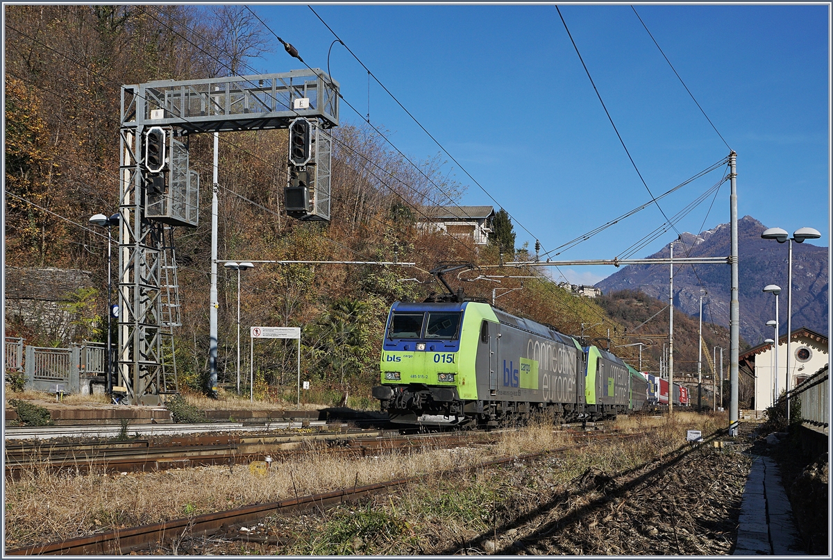 Die BLS Re 485 015 und eine weitere mit einer RoLa Freiburg - Novara bei der Durchfahrt in Preglia.

21. November 2017