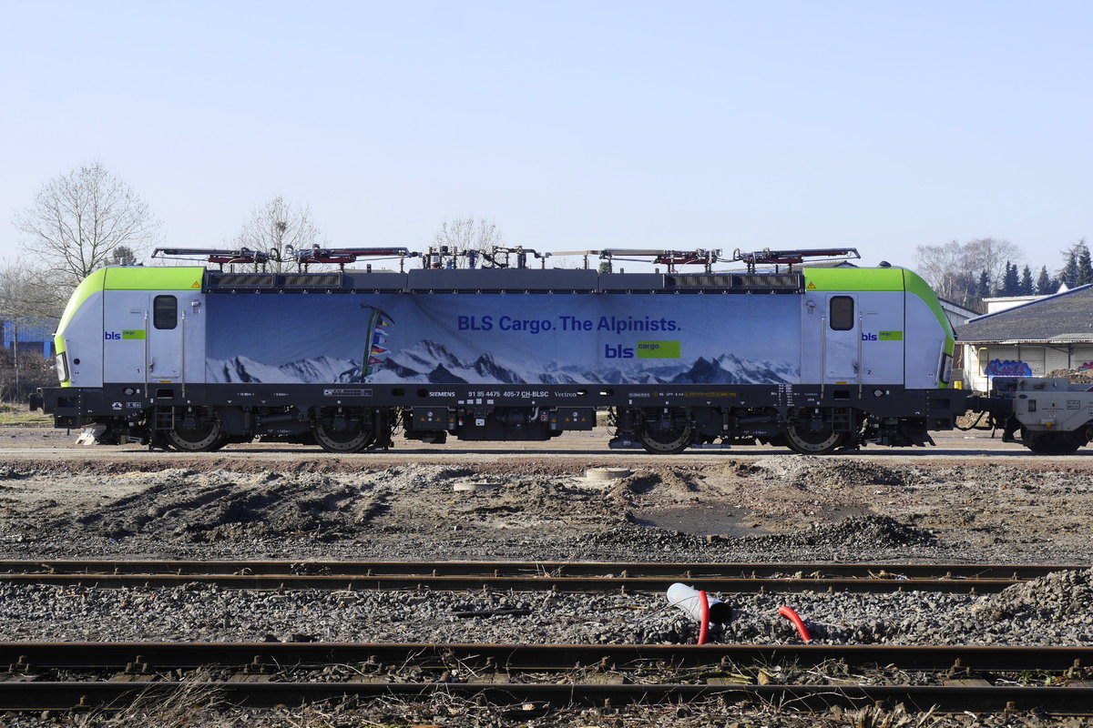Die BLS-Vectron 91 85 4 475 405-7 CH-BLSC erprobt ihr Last-Mile-Paket im hinteren Teil des Bf Kaldenkirchen (15.2.17).