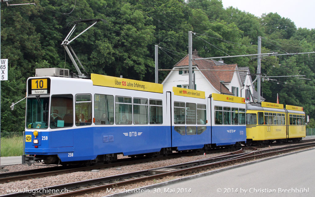 Die BLT feiert ihr 40 Jähriges, weshalb sie zwei Tram in Historische Farben verwandelt hat hier die 259 Be 4/8 in den alten Farben der BTB.
Hier in Münchenstein an 30. Mai 2014 aufgenommen.