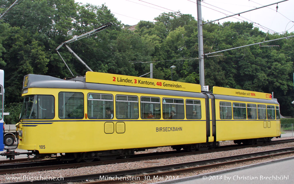 Die BLT feiert ihr 40 Jähriges, weshalb sie zwei Tram in Historische Farben verwandelt hat hier die 105 Be 4/6 Schindler Düwag in den alten Farben der Birseckbahn.
Hier in Münchenstein in der Nähe Blech Müller an 30. Mai 2014 aufgenommen.