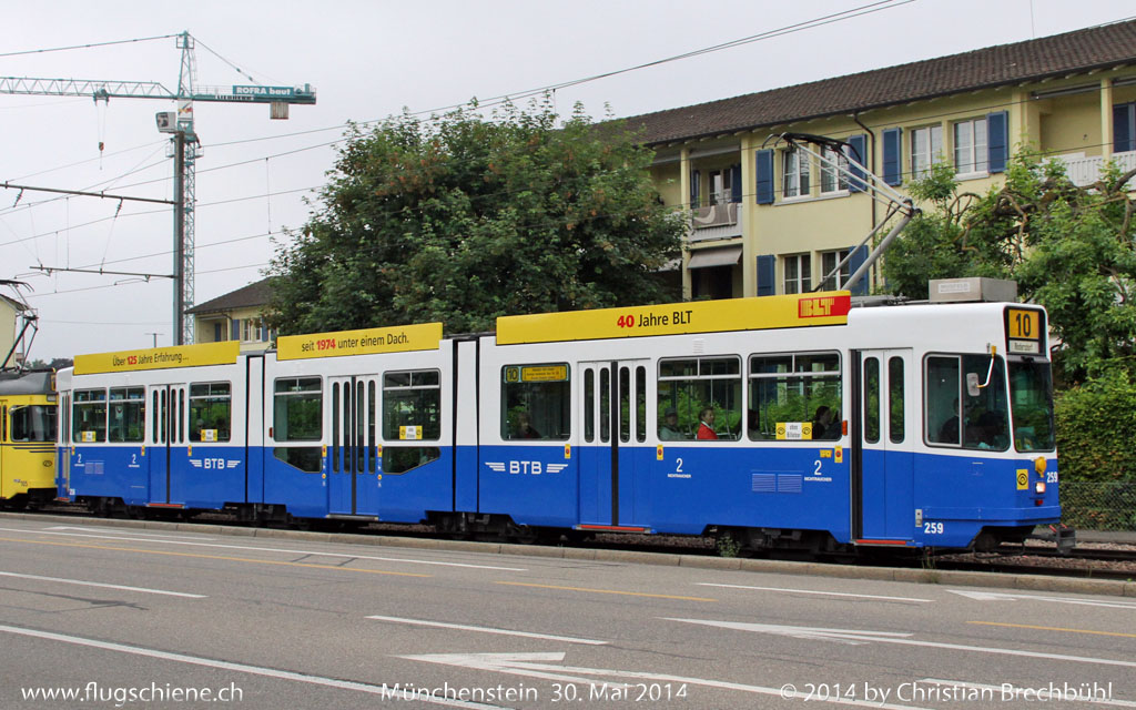 Die BLT feiert ihr 40 Jähriges, weshalb sie zwei Tram in Historische Farben verwandelt hat hier die 259 Be 4/8 in den alten Farben der BTB. Hier in Münchenstein an 30. Mai 2014 aufgenommen.